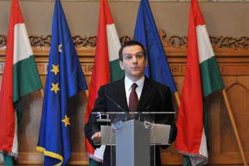 Με εντολοδόχο πρωθυπουργό η Ουγγαρία προσπαθεί να ξεπεράσει την κρίση