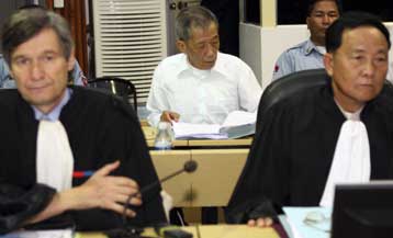 Την αποφυλάκιση του αρχιβασανιστή των Ερυθρών Χμερ ζητά ο συνήγορός του