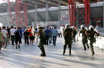 Πρόστιμο στον Ολυμπιακό για τα επεισόδια με Σεντ Ετιέν