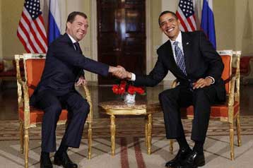 Δέσμευση για μείωση των πυρηνικών κεφαλών στην «επίσημη πρώτη» Ομπάμα-Μεντβέντεφ