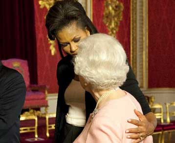 Σάλος από το… άγγιγμα της Μισέλ Ομπάμα στην βασίλισσα Ελισάβετ