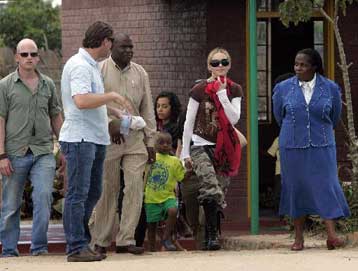 «Όχι» στη δεύτερη υιοθεσία είπε το δικαστηρίο του Μαλάουι στη Μαντόνα