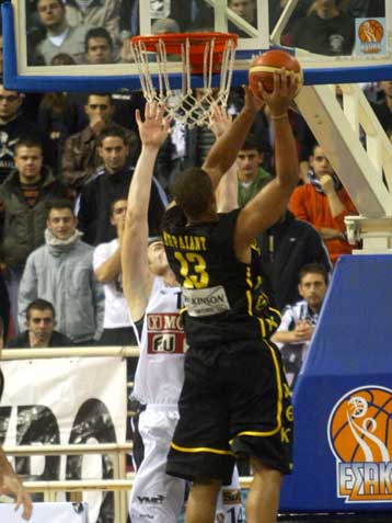 Ντέρμπι «Δικεφάλων» με φόντο την είσοδο στα πλέι οφ