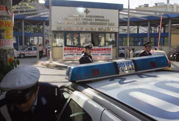 Κρίσιμα 24ωρα για τον αστυνομικό που τραυματίστηκε σοβαρά στην Κυψέλη