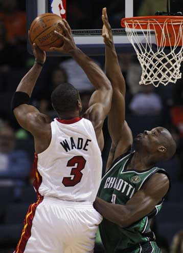 Νίκη του Μαϊάμι επί των Μπόμπκατς και «εισιτήριο» για τα πλέι οφ του ΝΒΑ