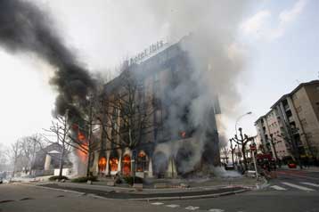 Εμπρησμοί και δακρυγόνα στις διαδηλώσεις κατά τη σύνοδο του ΝΑΤΟ