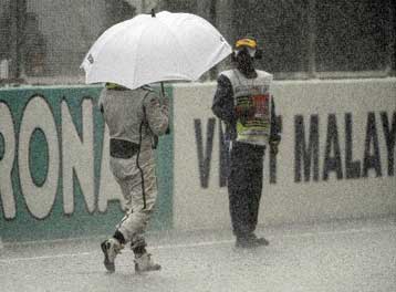 Διακοπή, καταρρακτώδης βροχή και νικητής ο Μπάτον