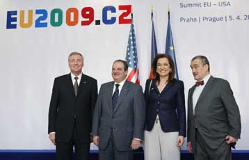 Έμφαση στο ρόλο της διατλαντικής συνεργασίας έδωσε από την Πράγα ο Κ.Καραμανλής