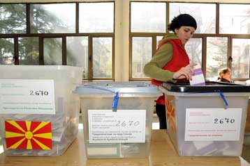 Νίκη με συντριπτική διαφορά για τον Γκεόρκι Ιβανόβ στις προεδρικές εκλογές στην ΠΓΔΜ