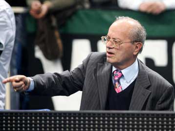 «Πατρική» αγκαλιά του Θ. Γιαννακόπουλου στον πρόεδρο της «πράσινης» ΠΑΕ