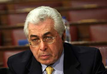 Εντείνονται οι πιέσεις για παραίτηση Παυλίδη, εν όψει της ψηφοφορίας τα μεσάνυχτα