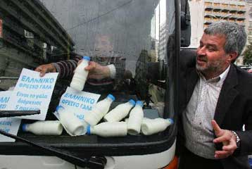 Στους δρόμους οι κτηνοτρόφοι διαμαρτυρόμενοι για τις χαμηλές τιμές σε γάλα και κρέας