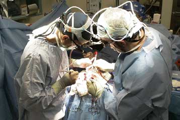 Η πρώτη ταυτόχρονη μεταμόσχευση προσώπου και χεριών