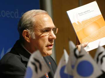 Σβήνει τη «μαύρη λίστα» των φορολογικών παραδείσων ο ΟΟΣΑ