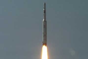 Εικόνες από την εκτόξευση του πυραύλου και του Κιμ Γιονγκ Ιλ μετέδωσε η Β.Κορέα