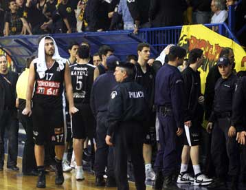 Γλίτωσε η έδρα της ΑΕΚ που θα πληρώσει πρόστιμο για τα «ιπτάμενα αντικείμενα»