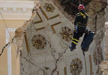 Αγωνιώδεις προσπάθειες για τον εντοπισμό επιζώντων στα συντρίμμια της ΛΑκουιλα