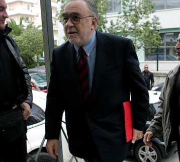 Επίθεση Πατέρα σε Κόκκαλη με αφορμή τα τηλεοπτικά