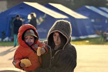 Δείτε το σαν ένα Σαββατοκύριακο σε κάμπινγκ, λέει ο Μπερλουσκόνι στους σεισμοπαθείς