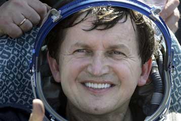 Πίσω στη Γη το Soyuz με τον Αμερικανό τουρίστα Τσαρλς Σιμόνι
