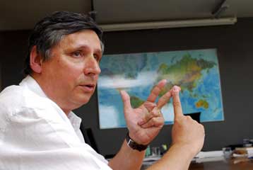 Ο Γιαν Φίσερ διορίστηκε νέος πρωθυπουργός της Τσεχίας