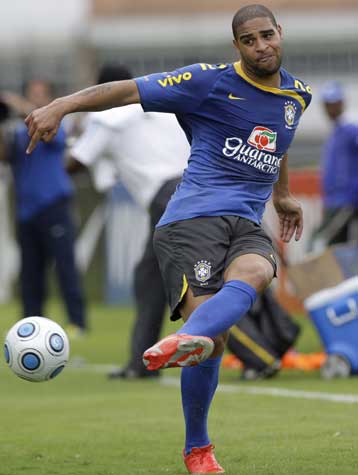 Ο Αντριάνο… ζει και στράφηκε κατά των δημοσιογράφων