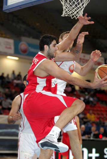 Αγχωτική πρωτιά για τον Ολυμπιακό, 86-84 τον Πανιώνιο