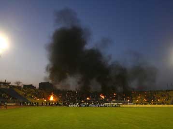 Οπαδοί του Ερυθρού Αστέρα έβαλαν φωτιά στο γήπεδο της Παρτιζάν στο σερβικό ντέρμπι