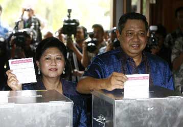 Στις κάλπες οι Ινδονήσιοι για τις κοινοβουλευτικές και τις τοπικές εκλογές