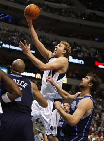 Νίκη των Μάβερικς επί των Τζαζ, με σούπερ Νοβίτσκι