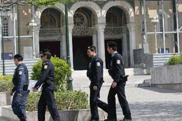 Μπαράζ εμπρηστικών επιθέσεων στη Μητρόπολη Πειραιά, Αθηνών και Θεσσαλονίκης