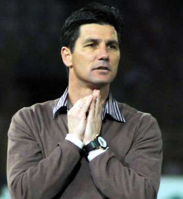 Σε θετικό αποτέλεσμα απέναντι στον Ολυμπιακό ελπίζει ο Ουζουνίδης