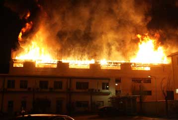 Πυρκαγιά εκδηλώθηκε σε οικοδομή στην οδό Πειραιώς στο ύψος του Ταύρου