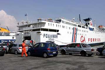 Έληξε η κατάληψη και απέπλευσε από τον Πειραιά το πλοίο «Ροδάνθη»