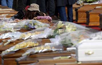 Μέτρα για τους σεισμόπληκτους της Λ Ακουιλα ανακοίνωσε η κυβέρνηση Μπερλουσκόνι