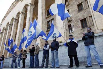 Αντιμέτωπος με κύμα διαδηλώσεων, ο Μιχαήλ Σαακασβίλι αρνείται να παραιτηθεί