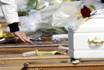 Βυθισμένη σε βαρύ πένθος η Ιταλία είπε το τελευταίο αντίο στους νεκρούς της