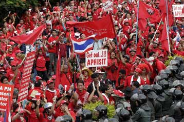 Αντικυβερνητικοί διαδηλωτές πολιορκούν τη σύνοδο της ASEAN στην Ταϊλάνδη