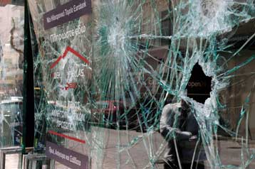 Επίθεση κουκουλοφόρων σε τέσσερις τράπεζες στα Πετράλωνα