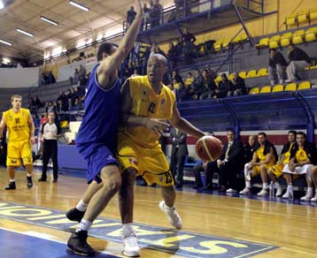 Ήττα της ΑΕΚ στην Καβάλα και… χαμένο έδαφος του «Δικεφάλου» για τα πλέι οφ