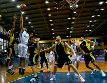 Στην Κυψέλη… έπεφταν κορμιά, αλλά οι παίκτες του Αμαρουσίου έμειναν «όρθιοι»