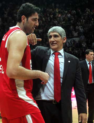 «Σεμνά και ταπεινά» είπε ο Γιαννάκης παρά την πρώτη θέση του Ολυμπιακού