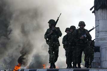 Νεκροί και δεκάδες τραυματίες από τις συγκρούσεις στην Μπανγκόκ