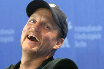 Για επίθεση εναντίον φωτογράφου κατηγορείται ο ηθοποιός Γούντι Χάρελσον