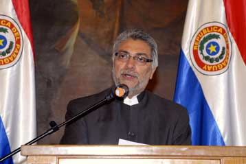 O πρόεδρος της Παραγουάης παραδέχτηκε ότι απέκτησε παιδί όταν ήταν επίσκοπος