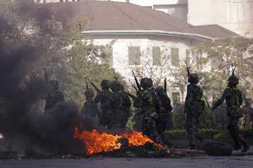 Αποσύρονται από τους δρόμους της Μπανγκόκ οι «κόκκινοι» διαδηλωτές