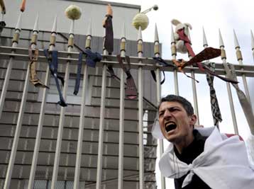 Εμμένουν οι διαδηλωτές στη Γεωργία κατά του προέδρου Μ.Σαακασβίλι