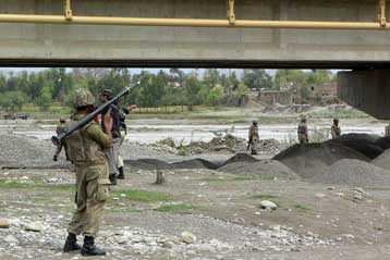 Μέλη των δυνάμεων ασφαλείας είχε στόχο επίθεση αυτοκτονίας στο Πακιστάν