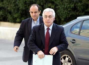 Έξοδο διαφυγής από την υπόθεση Παυλίδη αναζητά η κυβέρνηση