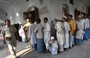 Εκατομμύρια Ινδοί προσέρχονται στις κάλπες για να εκλέξουν νέα κυβέρνηση